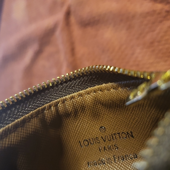 AUTHENTIC  LOUIS VUITTON CHANGE PURSE - Picture 3 of 3